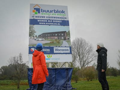 Bouwbord tien nieuwbouwwoningen Buurblok onthuld in Leeuwarden